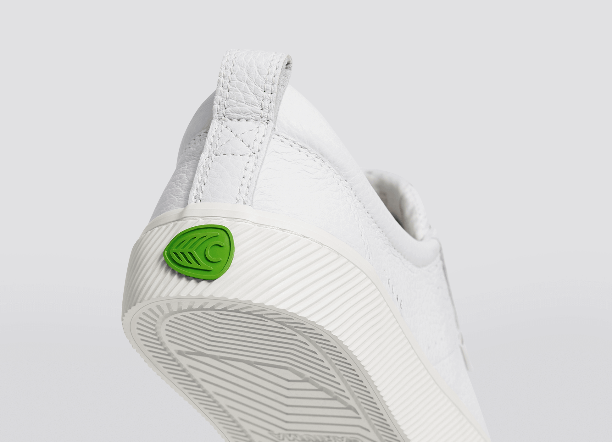 Low top white tennis shoes shop